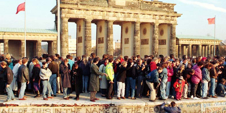 16 La caduta del Muro di Berlino